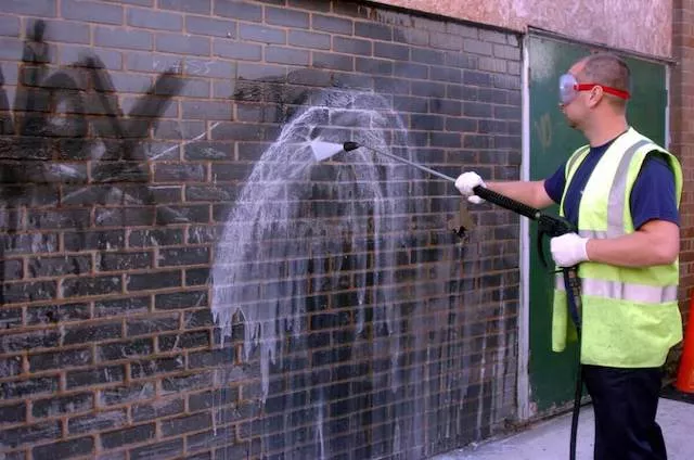 rengöring för att få bort graffiti